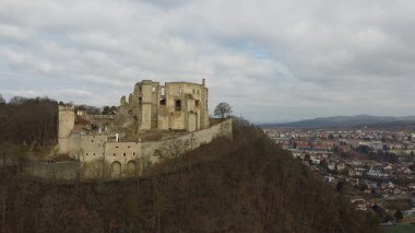 Boskovice, Çek Cumhuriyeti-14 Eylül 2023: Orta Avrupa 'nın Moravya Bohemya bölgeleri için Ortaçağ Gotik Boskovice kasabası ve Boskovice Kalesi' nin hava manzarası