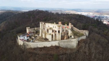 Boskovice, Çek Cumhuriyeti-14 Eylül 2023: Orta Avrupa 'nın Moravya Bohemya bölgeleri için Ortaçağ Gotik Boskovice kasabası ve Boskovice Kalesi' nin hava manzarası