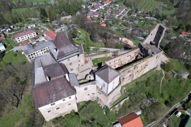 Lipnice nad Sazavou. Gotik tarzı ortaçağ kalesi, Çek Cumhuriyeti, Avrupa, hava manzarası