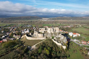 Beckov, Slovakya-12 Eylül 2023: Beckov kalesi, kulesi olan gotik Slovakya kalesinin havadan manzaralı manzarasını mahvetti