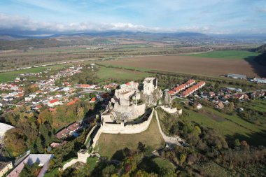 Beckov, Slovakya-12 Eylül 2023: Beckov kalesi, kulesi olan gotik Slovakya kalesinin havadan manzaralı manzarasını mahvetti