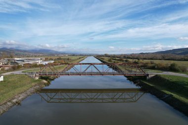 Slovakya 'daki Vah Nehri üzerindeki köprü modern mühendislik ve kilit bölgeleri birbirine bağlıyor.