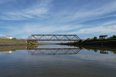 Slovakya 'daki Vah Nehri üzerindeki köprü modern mühendislik ve kilit bölgeleri birbirine bağlıyor.