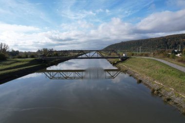 Slovakya 'daki Vah Nehri üzerindeki köprü modern mühendislik ve kilit bölgeleri birbirine bağlıyor.