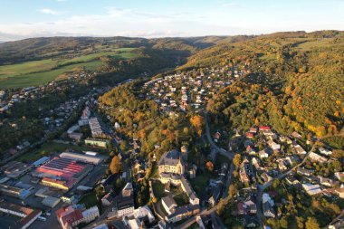 Moravsky Sternberk hava manzaralı eski tarihi kasaba, kiliseler, katedral ve kale, Bohemya, Çek Cumhuriyeti, Avrupa