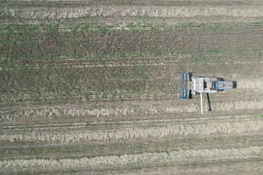 Hasat zamanı Fortschritt E 512 havadan küçük tarım çiftliğinin panoramasını Vysocina Bölgesi, Çek Cumhuriyeti, Avrupa 'daki eski hasat tarlaları ile birleştirin.