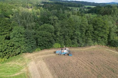 Hasat zamanı Fortschritt E 512 havadan küçük tarım çiftliğinin panoramasını Vysocina Bölgesi, Çek Cumhuriyeti, Avrupa 'daki eski hasat tarlaları ile birleştirin.