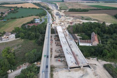 D7 otoyolu Prag 'dan Chomutov' a ve Alman sınırına kadar uzanan otoyol, Louny şehri tarafından yeni bir otoyol inşaatı, köprülerle ve Çek-Avrupa modern altyapısıyla hızlı yol inşaatı çalışmasıdır.