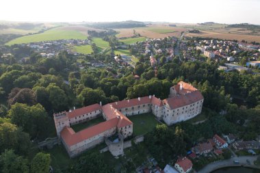 Brtnice tarihi Bohem kasabası tepede Brtnice kalesi, havadan panroama manzarası, Vysocina bölgesi, Çek Cumhuriyeti, Avrupa