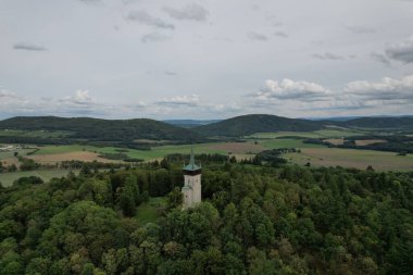 St. Wolfgang mezarlığı şapeli ile Bolfanek kulesinin hava görüntüsü. 12. yüzyıldan kalma harika bir Chudenice köyünün yakınlarında. Yukarıdan gelen Çek simgeleri. Orta Avrupa 'da altın sonbahar, gözcülük