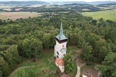 St. Wolfgang mezarlığı şapeli ile Bolfanek kulesinin hava görüntüsü. 12. yüzyıldan kalma harika bir Chudenice köyünün yakınlarında. Yukarıdan gelen Çek simgeleri. Orta Avrupa 'da altın sonbahar, gözcülük
