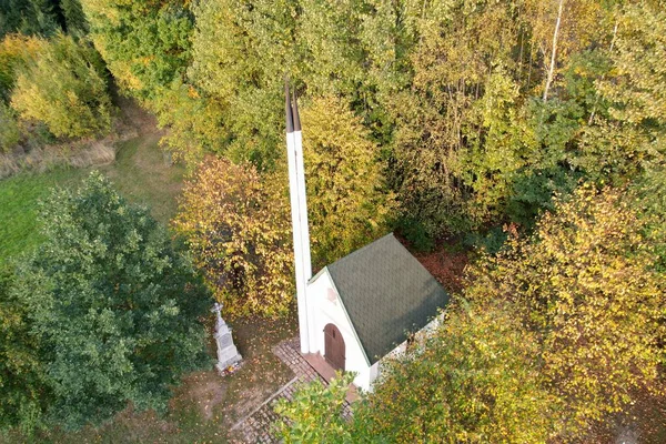 Çek Cumhuriyeti 'nin Bohemya bölgesinin Vysocina bölgesinde küçük bir kulesi olan küçük kilise-kilise manzaralı hava manzarası.