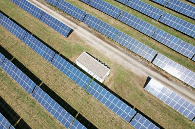 Güneş enerjisi santralinin havadan çekilmiş fotoğrafı. Birçok güneş enerjisi paneli yukarıdan kırsal alanda. Prag, Çek Cumhuriyeti, Avrupa Birliği yakınlarındaki Photovoltaic enerji santrali. Yenilenebilir enerji kaynakları-yeşil anlaşma