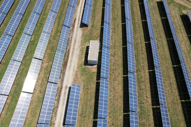 Güneş enerjisi santralinin havadan çekilmiş fotoğrafı. Birçok güneş enerjisi paneli yukarıdan kırsal alanda. Prag, Çek Cumhuriyeti, Avrupa Birliği yakınlarındaki Photovoltaic enerji santrali. Yenilenebilir enerji kaynakları-yeşil anlaşma