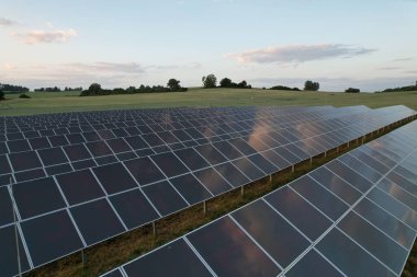 Güneş enerjisi santralinin havadan çekilmiş fotoğrafı. Birçok güneş enerjisi paneli yukarıdan kırsal alanda. Prag, Çek Cumhuriyeti, Avrupa Birliği yakınlarındaki Photovoltaic enerji santrali. Yenilenebilir enerji kaynakları-yeşil anlaşma