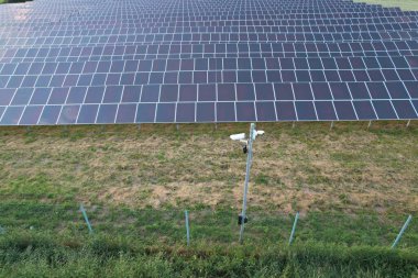 Güneş enerjisi santralinin havadan çekilmiş fotoğrafı. Birçok güneş enerjisi paneli yukarıdan kırsal alanda. Prag, Çek Cumhuriyeti, Avrupa Birliği yakınlarındaki Photovoltaic enerji santrali. Yenilenebilir enerji kaynakları-yeşil anlaşma