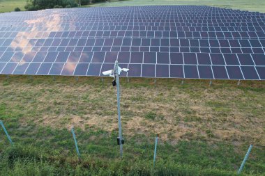 Güneş enerjisi santralinin havadan çekilmiş fotoğrafı. Birçok güneş enerjisi paneli yukarıdan kırsal alanda. Prag, Çek Cumhuriyeti, Avrupa Birliği yakınlarındaki Photovoltaic enerji santrali. Yenilenebilir enerji kaynakları-yeşil anlaşma