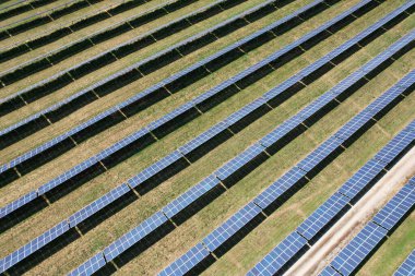 Güneş enerjisi santralinin havadan çekilmiş fotoğrafı. Birçok güneş enerjisi paneli yukarıdan kırsal alanda. Prag, Çek Cumhuriyeti, Avrupa Birliği yakınlarındaki Photovoltaic enerji santrali. Yenilenebilir enerji kaynakları-yeşil anlaşma