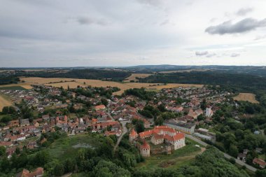 Cervena Recice, Çek Cumhuriyeti - 28 Temmuz 2023: Cervena Recice şatosu panorama manzarası, Czech şehir manzarası, vysocina Bölgesi, Çek Cumhuriyeti, Avrupa