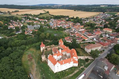 Cervena Recice, Çek Cumhuriyeti - 28 Temmuz 2023: Cervena Recice şatosu panorama manzarası, Czech şehir manzarası, vysocina Bölgesi, Çek Cumhuriyeti, Avrupa