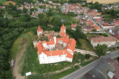 Cervena Recice, Çek Cumhuriyeti - 28 Temmuz 2023: Cervena Recice şatosu panorama manzarası, Czech şehir manzarası, vysocina Bölgesi, Çek Cumhuriyeti, Avrupa