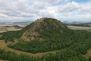 Ceske Stredohori Tepesi sıradağları-Merkez Bohem Uplantları veya Orta Bohem Dağları ve koruma altındaki manzara, hava manzaralı panorama dağları manzarası, Mila Hill, Çek Cumhuriyeti Louny Town, Avrupa