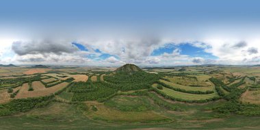 Ceske Stredohori Tepesi sıradağları-Merkez Bohem Uplantları veya Orta Bohem Dağları ve koruma altındaki manzara, hava manzaralı panorama dağları manzarası, Mila Hill, Çek Cumhuriyeti Louny Town, Avrupa