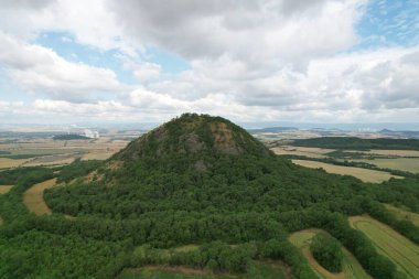 Ceske Stredohori Tepesi sıradağları-Merkez Bohem Uplantları veya Orta Bohem Dağları ve koruma altındaki manzara, hava manzaralı panorama dağları manzarası, Mila Hill, Çek Cumhuriyeti Louny Town, Avrupa