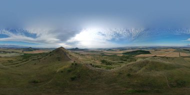 Ceske Stredohori Tepesi sıradağları ve korunan manzara, havadan manzaralı Panorama Dağları manzarası, Rana Tepesi, Çek Cumhuriyeti Louny Town, Avrupa bulutlu açık yaz gökyüzü