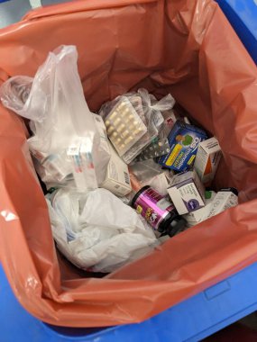 Prag, Çek Cumhuriyeti 24 Ekim 2023: Uyuşturucuyla israf edilen paketler bazen eczaneye özel çöp kutusuna atılıyor. Kullanılmayan ilaçlar sağlık sistemlerinden büyük paralara mal oluyor