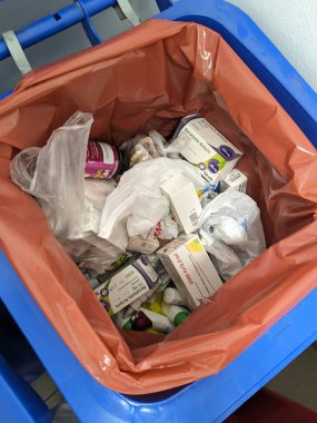 Prag, Çek Cumhuriyeti 24 Ekim 2023: Uyuşturucuyla israf edilen paketler bazen eczaneye özel çöp kutusuna atılıyor. Kullanılmayan ilaçlar sağlık sistemlerinden büyük paralara mal oluyor