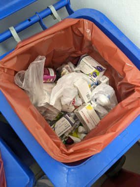 Prag, Çek Cumhuriyeti 24 Ekim 2023: Uyuşturucuyla israf edilen paketler bazen eczaneye özel çöp kutusuna atılıyor. Kullanılmayan ilaçlar sağlık sistemlerinden büyük paralara mal oluyor