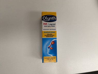 Prag, Çek Cumhuriyeti - 10 Temmuz 2024: OLYNTH burun spreyi JOHNSON JOHNSON JOHNSON tarafından XYLOMETAZOLINE aktif maddesi ile burun tıkanıklığı ve sinüzitini azaltmak için kullanılır