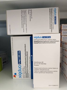 Prag, Çek Cumhuriyeti 23 Mayıs 2023: Eczane mağazası-Xigduo by AstraZeneca AB kombinasyonu dapagliflozinum ve metformini hidrokloridum, gliflozin grubundan diyabet ilacı, sglt2 inhibitörü.