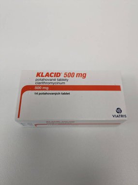 Prag, Çek Cumhuriyeti 23 Mayıs 2023: Eczane - Klacid antibiyotik ilacı yumuşak odaklı arka planda bir masanın üzerinde duran bir kutuda ilaç şeklinde bulunuyor. Clarithromycin