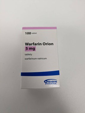 Prag, Çek Cumhuriyeti 23 Mayıs 2023: Felç ve kalp hastalıklarına yol açabilecek kan pıhtısı riski altında olan hastalarda kan inceltmek için kullanılan Varfarin tabletleri eczane paketi.