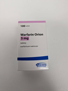 Prag, Çek Cumhuriyeti 23 Mayıs 2023: Felç ve kalp hastalıklarına yol açabilecek kan pıhtısı riski altında olan hastalarda kan inceltmek için kullanılan Varfarin tabletleri eczane paketi.