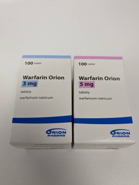 Prag, Çek Cumhuriyeti 23 Mayıs 2023: Felç ve kalp hastalıklarına yol açabilecek kan pıhtısı riski altında olan hastalarda kan inceltmek için kullanılan Varfarin tabletleri eczane paketi.