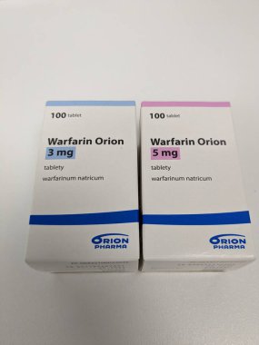 Prag, Çek Cumhuriyeti 23 Mayıs 2023: Felç ve kalp hastalıklarına yol açabilecek kan pıhtısı riski altında olan hastalarda kan inceltmek için kullanılan Varfarin tabletleri eczane paketi.