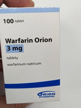 Prag, Çek Cumhuriyeti 23 Mayıs 2023: Felç ve kalp hastalıklarına yol açabilecek kan pıhtısı riski altında olan hastalarda kan inceltmek için kullanılan Varfarin tabletleri eczane paketi.