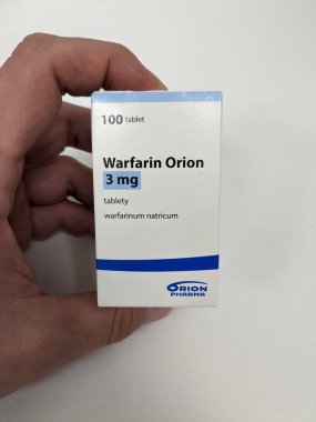 Prag, Çek Cumhuriyeti 23 Mayıs 2023: Felç ve kalp hastalıklarına yol açabilecek kan pıhtısı riski altında olan hastalarda kan inceltmek için kullanılan Varfarin tabletleri eczane paketi.