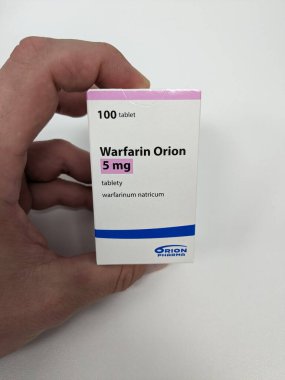 Prag, Çek Cumhuriyeti 23 Mayıs 2023: Felç ve kalp hastalıklarına yol açabilecek kan pıhtısı riski altında olan hastalarda kan inceltmek için kullanılan Varfarin tabletleri eczane paketi.