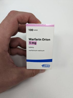 Prag, Çek Cumhuriyeti 23 Mayıs 2023: Felç ve kalp hastalıklarına yol açabilecek kan pıhtısı riski altında olan hastalarda kan inceltmek için kullanılan Varfarin tabletleri eczane paketi.