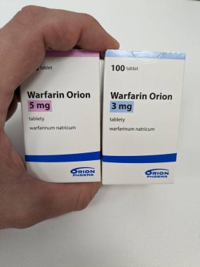 Prag, Çek Cumhuriyeti 23 Mayıs 2023: Felç ve kalp hastalıklarına yol açabilecek kan pıhtısı riski altında olan hastalarda kan inceltmek için kullanılan Varfarin tabletleri eczane paketi.