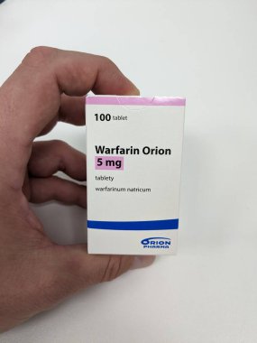Prag, Çek Cumhuriyeti 23 Mayıs 2023: Felç ve kalp hastalıklarına yol açabilecek kan pıhtısı riski altında olan hastalarda kan inceltmek için kullanılan Varfarin tabletleri eczane paketi.