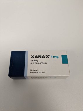 Prag, Çek Cumhuriyeti 23 Mayıs 2023: Aktif madde olan Xanax hapları Alprazolam, endişe verici anti-depresan ilaç tedavisi ilaçları, suistimal için popüler bir uyuşturucudur ve sokak değerine sahiptir.