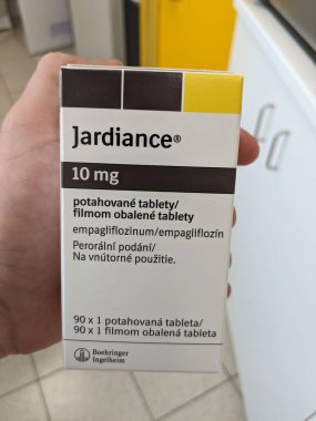 Prag, Çek Cumhuriyeti 23 Mayıs 2023: Diyabet için Jardiance kutusu ilacı veya eczane eczanesinde yüksek kan şekeri bulunduran eczacı. Boehringer Ingelheim Empagliflozin bir antidiyabetik.