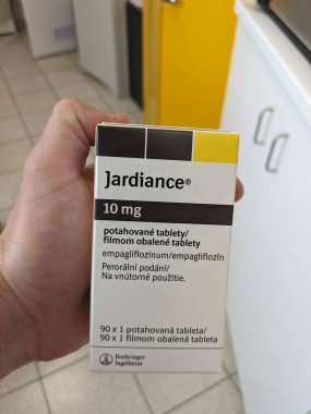 Prag, Çek Cumhuriyeti 23 Mayıs 2023: Diyabet için Jardiance kutusu ilacı veya eczane eczanesinde yüksek kan şekeri bulunduran eczacı. Boehringer Ingelheim Empagliflozin bir antidiyabetik.