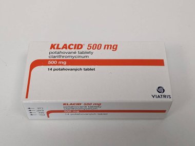 Prag, Çek Cumhuriyeti 23 Mayıs 2023: Eczane - Klacid antibiyotik ilacı yumuşak odaklı arka planda bir masanın üzerinde duran bir kutuda ilaç şeklinde bulunuyor. Clarithromycin