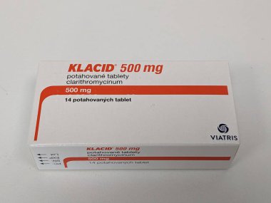 Prag, Çek Cumhuriyeti 23 Mayıs 2023: Eczane - Klacid antibiyotik ilacı yumuşak odaklı arka planda bir masanın üzerinde duran bir kutuda ilaç şeklinde bulunuyor. Clarithromycin